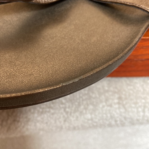 kenneth cole reaction bronze thong sandals - Picture 4 of 15